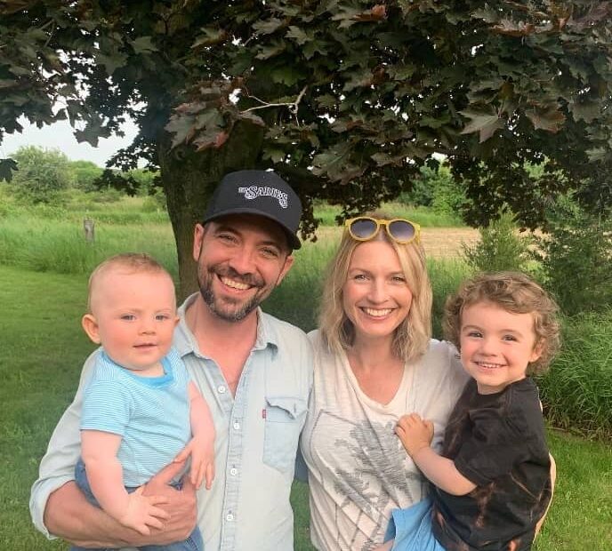 Image of Sarah Keenleyside an her husband, Justin Rutledge, with their kids